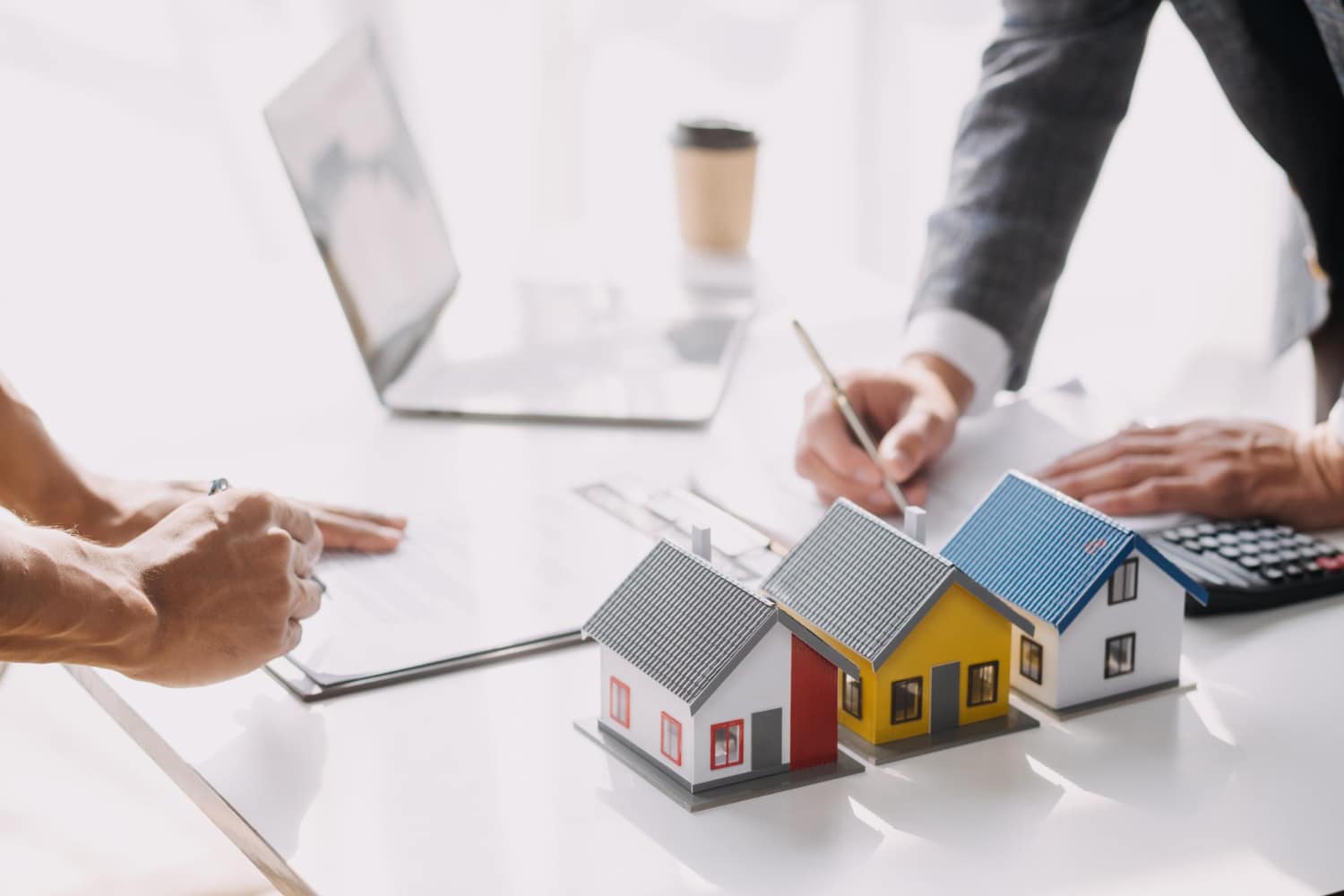 Real estate brokerage agent Deliver a sample of a model house to the customer mortgage loan agreement