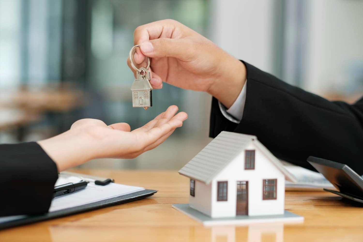 agent giving house keys to client after signing contract