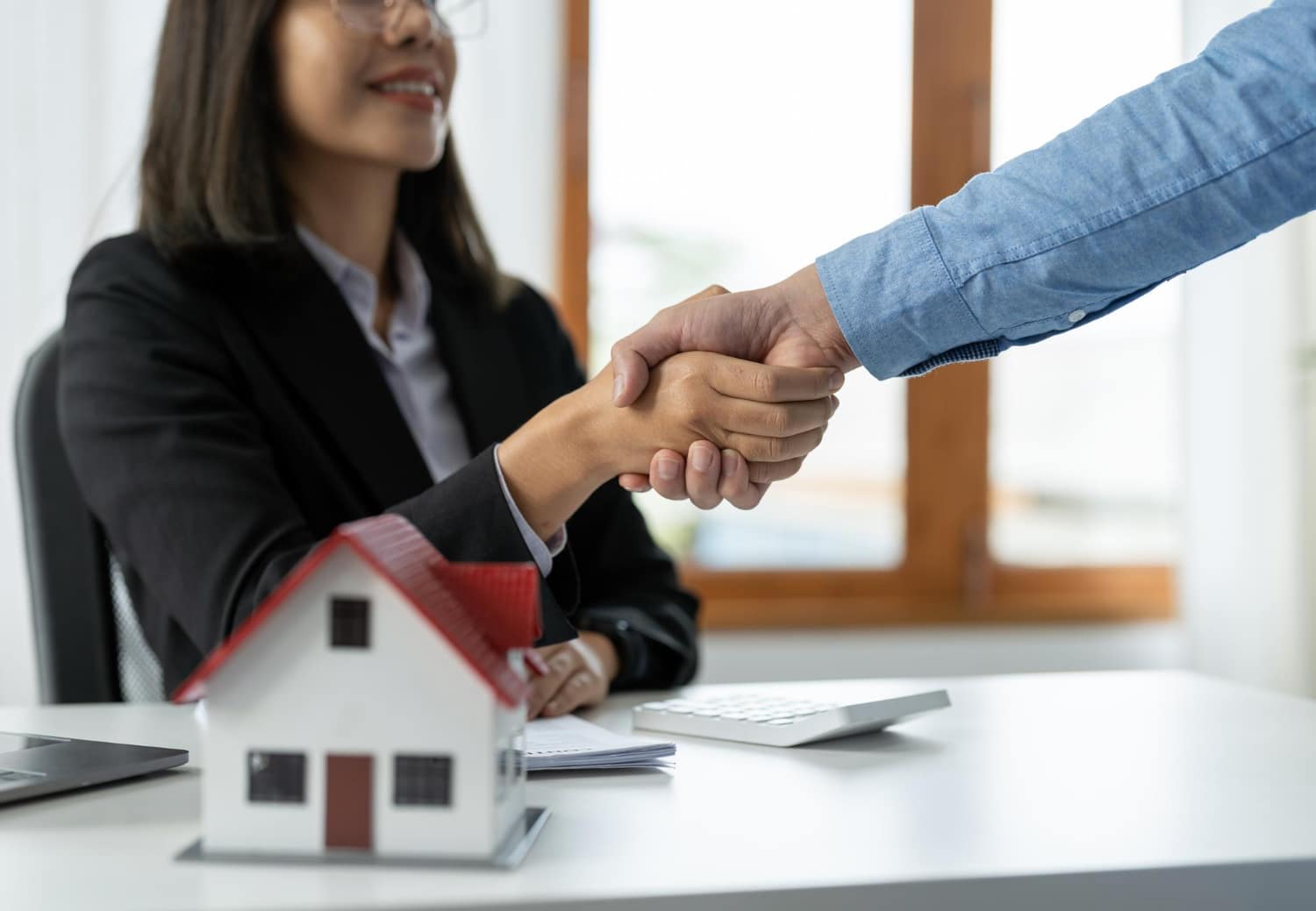 customers shake hands to congratulate on signing a contract