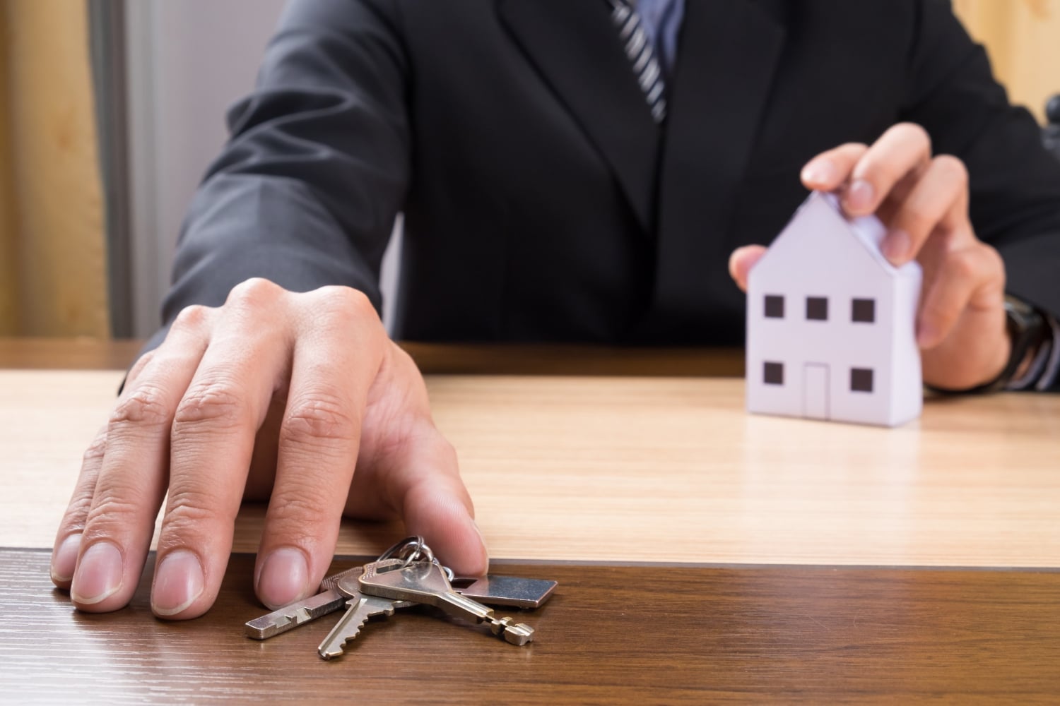 agent with house model and keys
